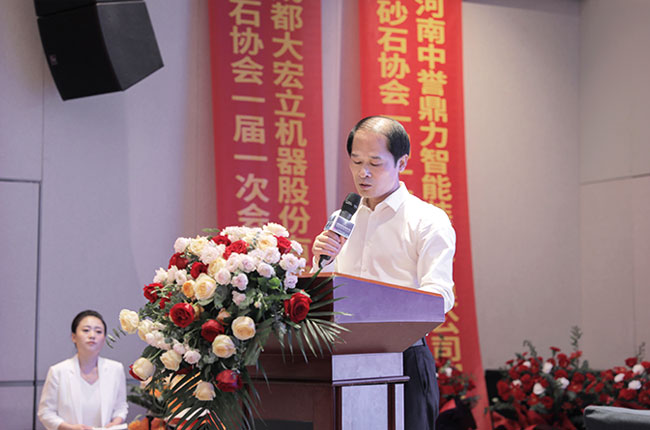 王總發(fā)表賀詞.jpg 王總發(fā)表賀詞.jpg