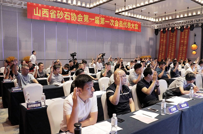 與會代表舉手表決.jpg 與會代表舉手表決.jpg