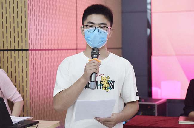 受助學生代表發言.jpg 受助學生代表發言.jpg