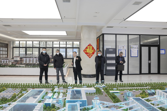 參觀十二位一體綠色建材循環(huán)經(jīng)濟(jì)產(chǎn)業(yè)園項(xiàng)目沙盤.jpg 參觀十二位一體綠色建材循環(huán)經(jīng)濟(jì)產(chǎn)業(yè)園項(xiàng)目沙盤.jpg