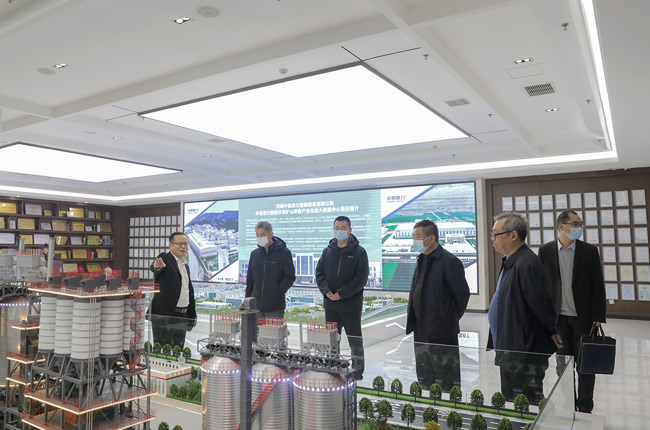 參觀五位一體循環(huán)建材產(chǎn)業(yè)園項(xiàng)目沙盤.jpg 參觀五位一體循環(huán)建材產(chǎn)業(yè)園項(xiàng)目沙盤.jpg