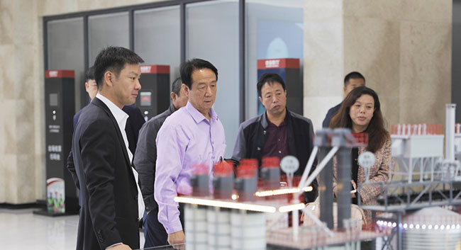 天瑞集團導一行考察時產3000噸骨料生產線