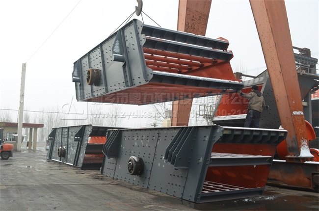 圓振動篩吊裝現場