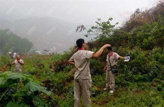 技術(shù)人員勘測(cè)地形