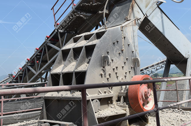 制砂現場用的粗碎機