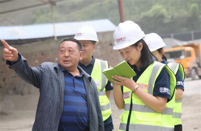 楊總向團隊介紹生產線