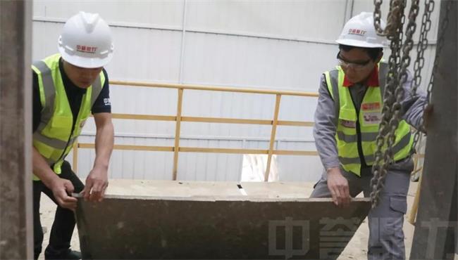 技術人員檢測生產線設備