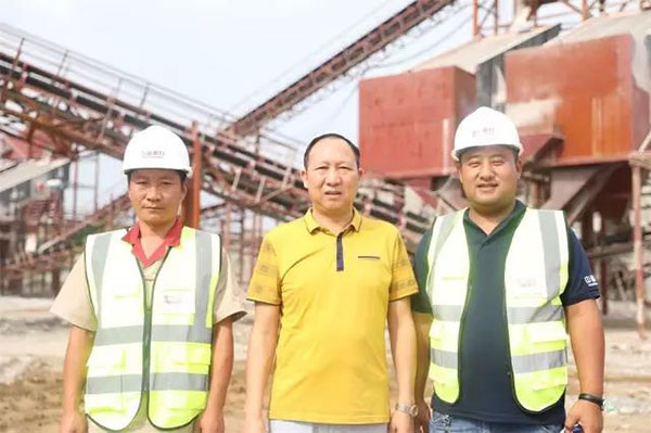 服務銷售經理李華軍、安裝售后工程師靳丁文與竹篙山采石場何總合影