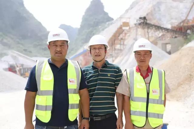 服務銷售經理李華軍、安裝售后工程師靳丁文與與順晟建材采石場張總合影合影