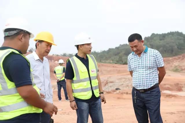 售后服務(wù)團隊與足療嶺采石場江總現(xiàn)場溝通