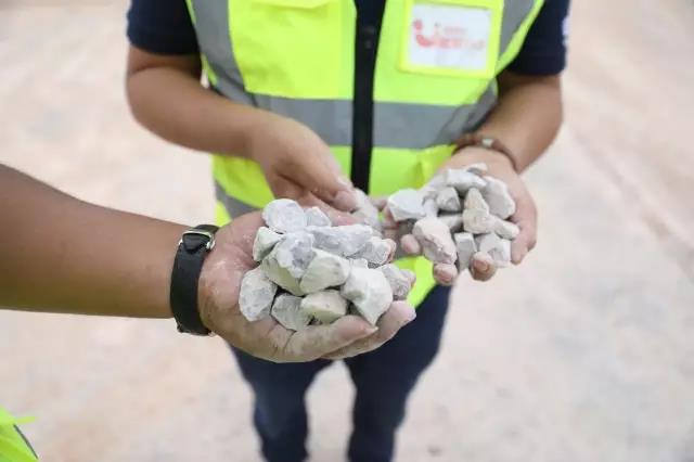 售后服務團隊現場查看石料品質