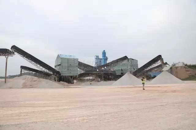 售后服務團隊現場查看石料品質