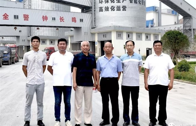 原總與昌祥建材董事長(左三)、鴻達(dá)水泥總經(jīng)理(右三)、星原水泥生產(chǎn)技術(shù)部部長(右二)合影