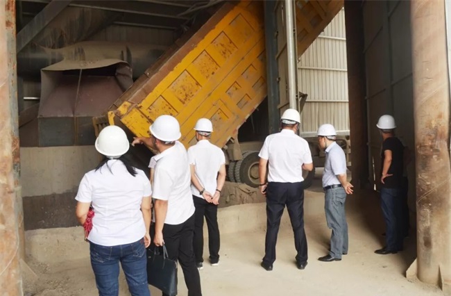 參觀石料生產(chǎn)線的給料平臺