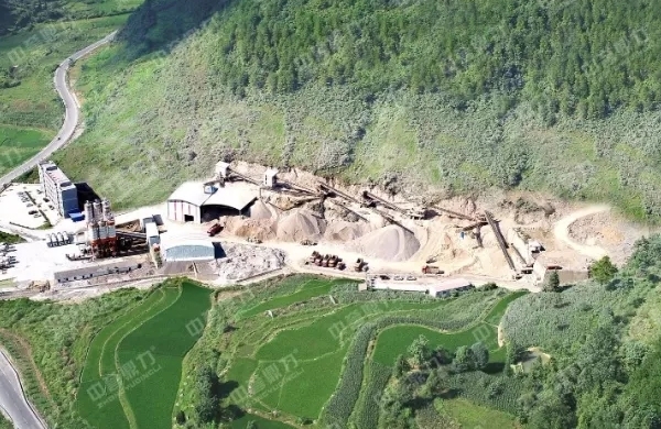 青山環繞的砂石生產線