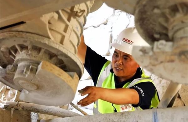 技術人員檢修設備現場