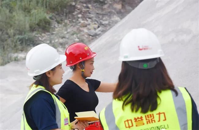 生產(chǎn)線現(xiàn)場與陳總交流