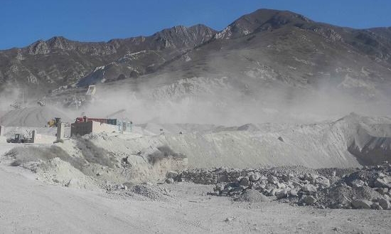 配圖:揚(yáng)塵嚴(yán)重的礦山開采現(xiàn)場