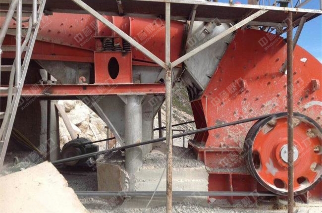 工作現場的石頭粗碎機