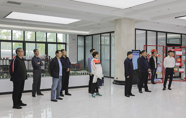 河南省發展改革委導一行觀看衛輝市資源稅管理介紹視頻