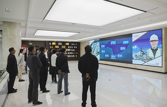 河南省發展改革委導一行觀看衛輝市資源稅管理介紹視頻