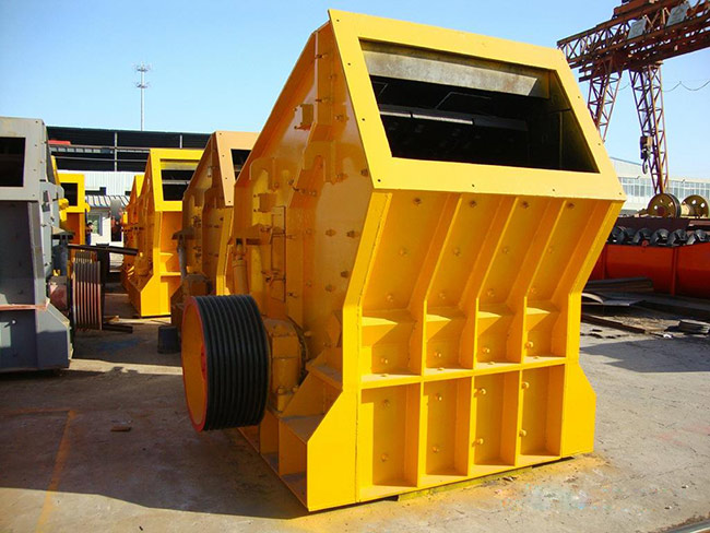 反擊錘式破碎機待發(fā)貨區(qū)