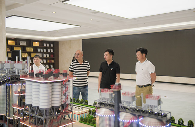 參觀中譽鼎力五位一體循環建材產業園項目沙盤