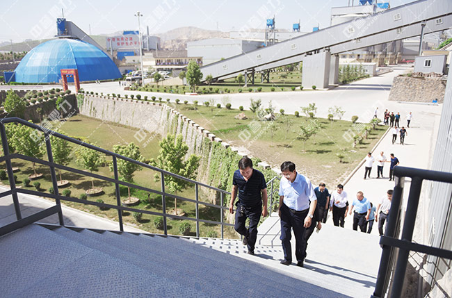 參觀資源有限公司時(shí)產(chǎn)3000噸骨料生產(chǎn)線