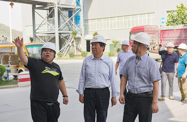 參觀環(huán)保智能生產(chǎn)線(xiàn)各環(huán)節(jié)