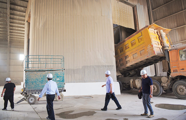 參觀環(huán)保智能生產(chǎn)線(xiàn)各環(huán)節(jié)