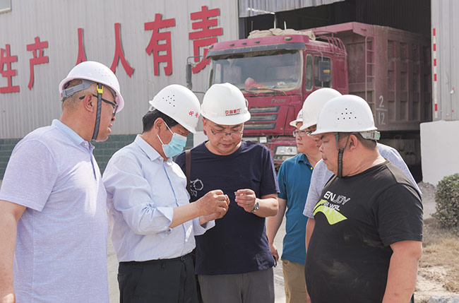 參觀環(huán)保智能生產(chǎn)線(xiàn)各環(huán)節(jié)