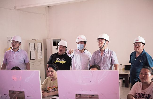 參觀生產(chǎn)線(xiàn)中控室