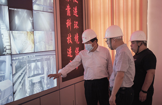 參觀生產(chǎn)線(xiàn)中控室