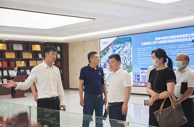 張治民董事長介紹多位一體循環建材產業園項目建設理念