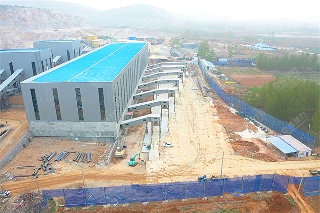 時(shí)產(chǎn)1000噸的重錘破碎機(jī)使用現(xiàn)場