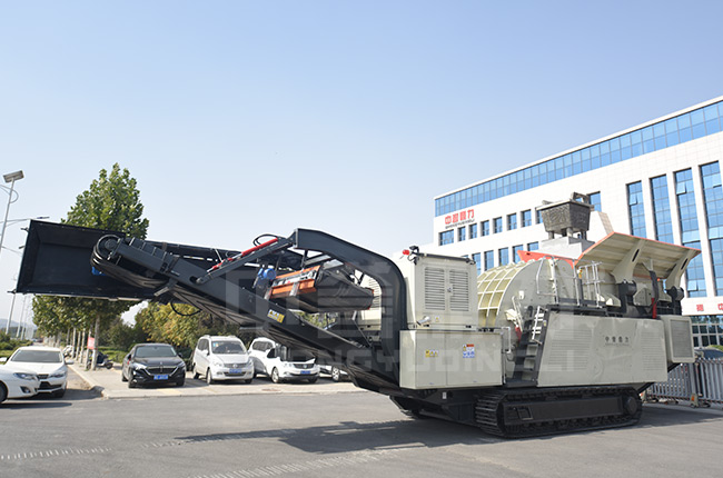 時產200噸移動破碎機開采鐵路小石頭保生產 時產200噸移動破碎機開采鐵路小石頭保生產